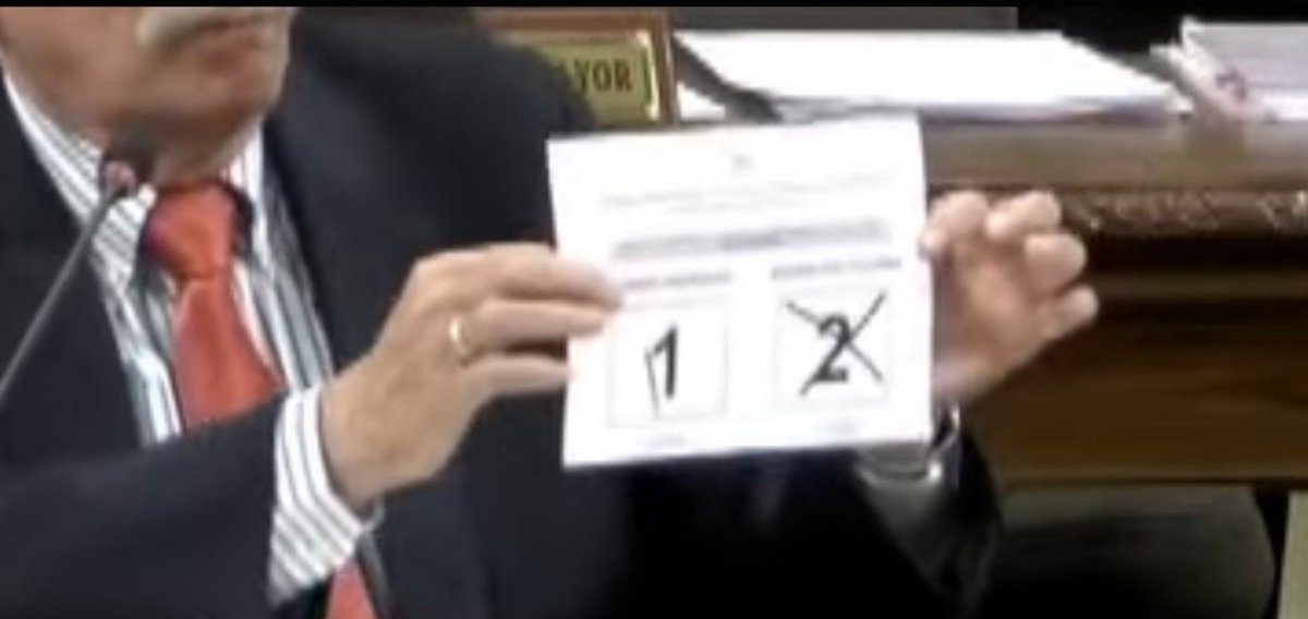 Reni7260's tweet photo. He visto que algunos señalan a Gavidia, pero basta comparar el aspa de su voto con la del voto viciado para notar que son diferentes. Los trazos no coinciden, la traidora es otra. https://t.co/2zIfmpHFwF