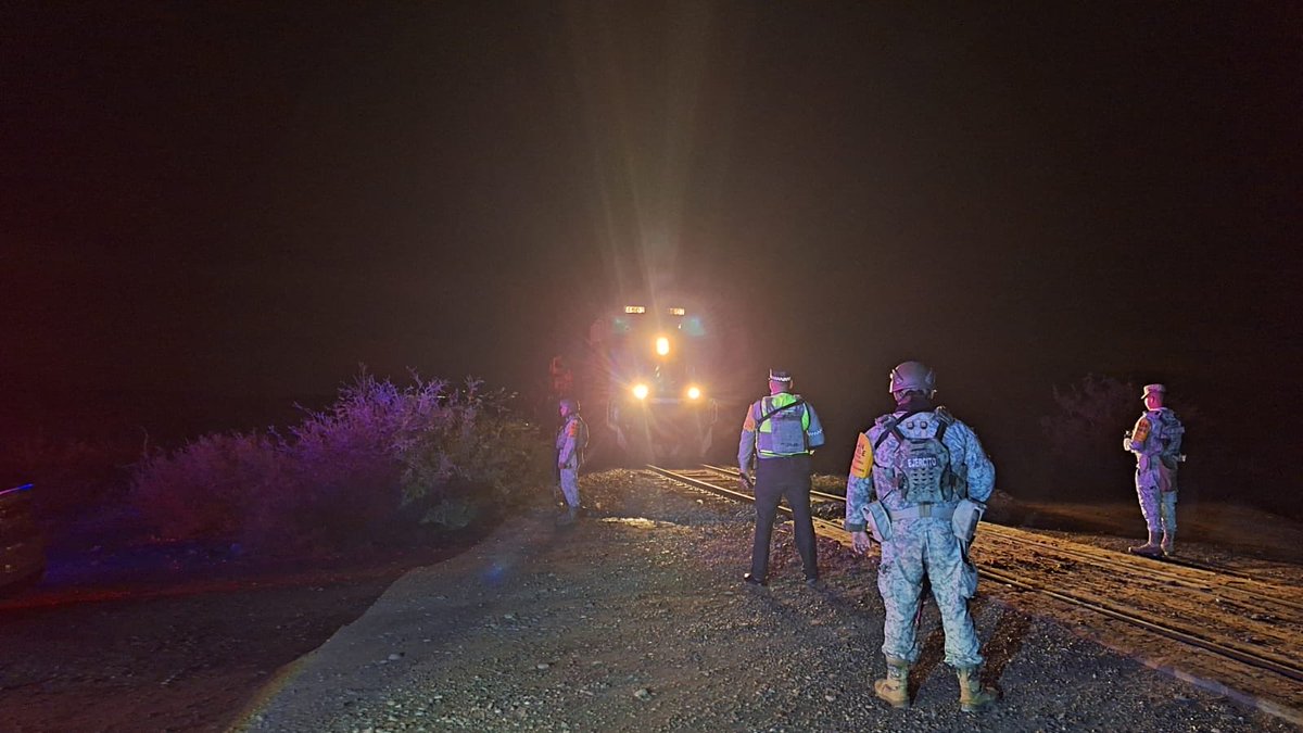 GN_MEXICO_'s tweet photo. Ante el descarrilamiento de un tren de carga en el tramo ferroviario Imuris-Agua Prieta en Cananea, #Sonora, personal de la #GuardiaNacional y el #EjércitoMexicano, en coordinación con autoridades de los tres órdenes de gobierno, activaron el #PlanDNIIIE para establecer un cerco de seguridad, en apoyo a las labores de Protección Civil y con el fin de salvaguardar a la población. #PorMéxicoSiempreEnGuardia