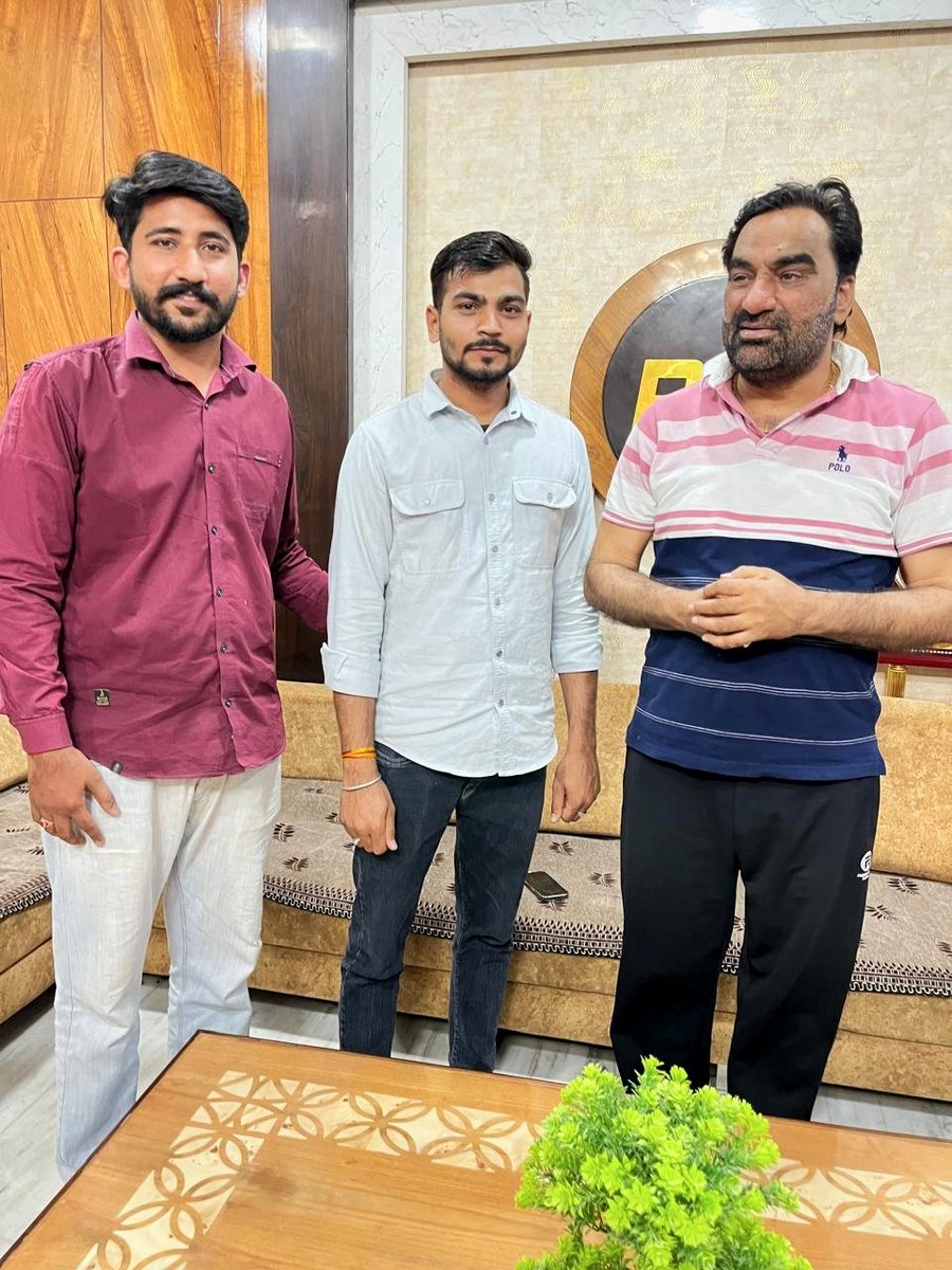 VIKRAMBhati02's tweet photo. बड़े भाई साहब जी  श्री हनुमान जी बेनीवाल का आशीर्वाद हमेशा ऐसे बना रहे ,
गरीब , दलित और किसानो , कर्मचारियों  की हक  के  लिए हमेशा सबसे आगे पूरे राजस्थान में एक मात्र नेता #न्याय_योद्धा है #हनुमान_बेनीवाल https://t.co/JDdePvZnMH