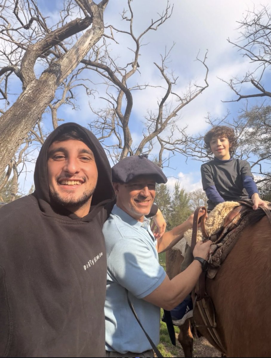 ferbus_net's tweet photo. Y si hablamos de FAMILIA, hablamos de los Bo🥹🥹

Un buen reseteo para una increíble semana por delante. Éxito tras éxito, familia, amigos, trabajo ❤️‍🩹 https://t.co/ECCiGBWUf4