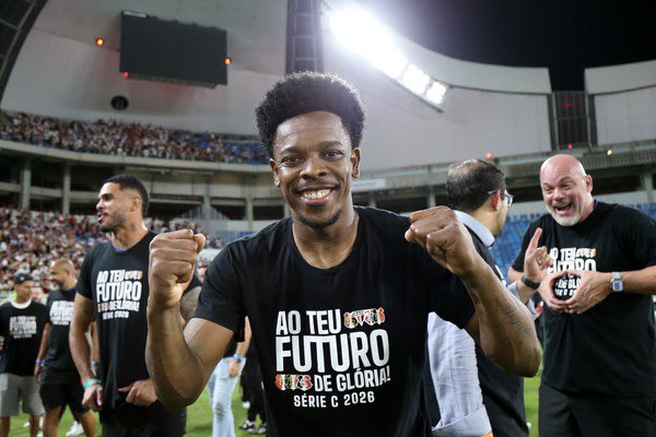 romulohgs10's tweet photo. Essa foto representa o torcedor do @SantaCruzFC nesse momento. Balotelli é o terror do Mequinha, eliminou ano passado com um gol de cabeça e esse ano perdendo um pênalti. 😂😂😂 Fim de ano para o América e para Balotelli! 👋 https://t.co/kpQXiFn3jN