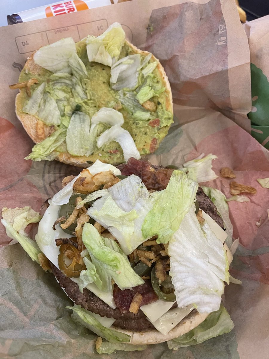 eimy2301's tweet photo. @BurgerKingMX cuando uno compra una hamburguesa que se llama “Guacamole” espera encontrar Guacamole no esto! Tienda en reforma 222 #16262 además hice el reclamo y la Sra que atiende muy prepotente me dijo que simplemente así viene la hamburguesa, @Profeco muy mal! https://t.co/EwEQeHoOIS