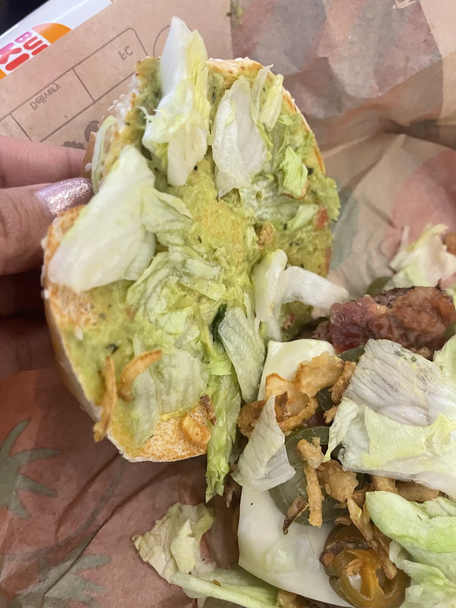 eimy2301's tweet photo. @BurgerKingMX cuando uno compra una hamburguesa que se llama “Guacamole” espera encontrar Guacamole no esto! Tienda en reforma 222 #16262 además hice el reclamo y la Sra que atiende muy prepotente me dijo que simplemente así viene la hamburguesa, @Profeco muy mal! https://t.co/EwEQeHoOIS