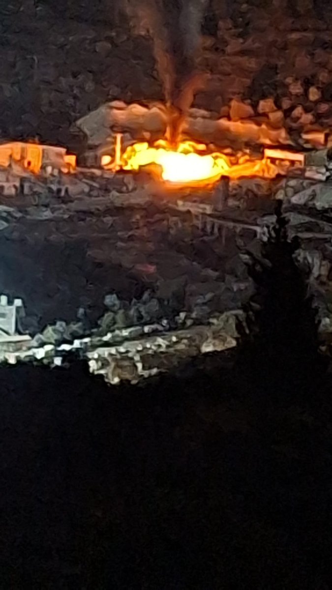 QudsNen's tweet photo. Breaking | Israeli settlers set fire to the industrial area in the town of Beita, south of Nablus in the occupied West Bank. https://t.co/hzyLPKwrnn