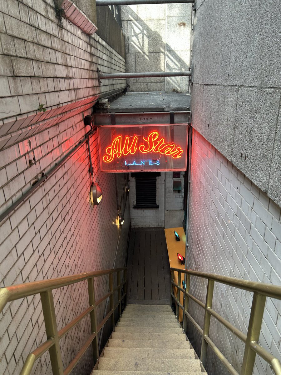SachikoNakahara's tweet photo. 気分転換に1人ボーリング🎳
予想外にストライクとスペアばかり出してたら、隣のレーンでプレイしてたグループに、たぶん「お前やるじゃん！」的な事を言われて(日本の女1人でボーリングやってるのも目立ってたんだろうが)ストライクを出すたびにハイタッチをしてくれてジュースまで奢ってくれたよ🥴✨ https://t.co/AIyOYMVw7z