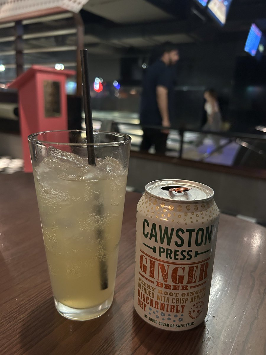 SachikoNakahara's tweet photo. 気分転換に1人ボーリング🎳
予想外にストライクとスペアばかり出してたら、隣のレーンでプレイしてたグループに、たぶん「お前やるじゃん！」的な事を言われて(日本の女1人でボーリングやってるのも目立ってたんだろうが)ストライクを出すたびにハイタッチをしてくれてジュースまで奢ってくれたよ🥴✨ https://t.co/AIyOYMVw7z