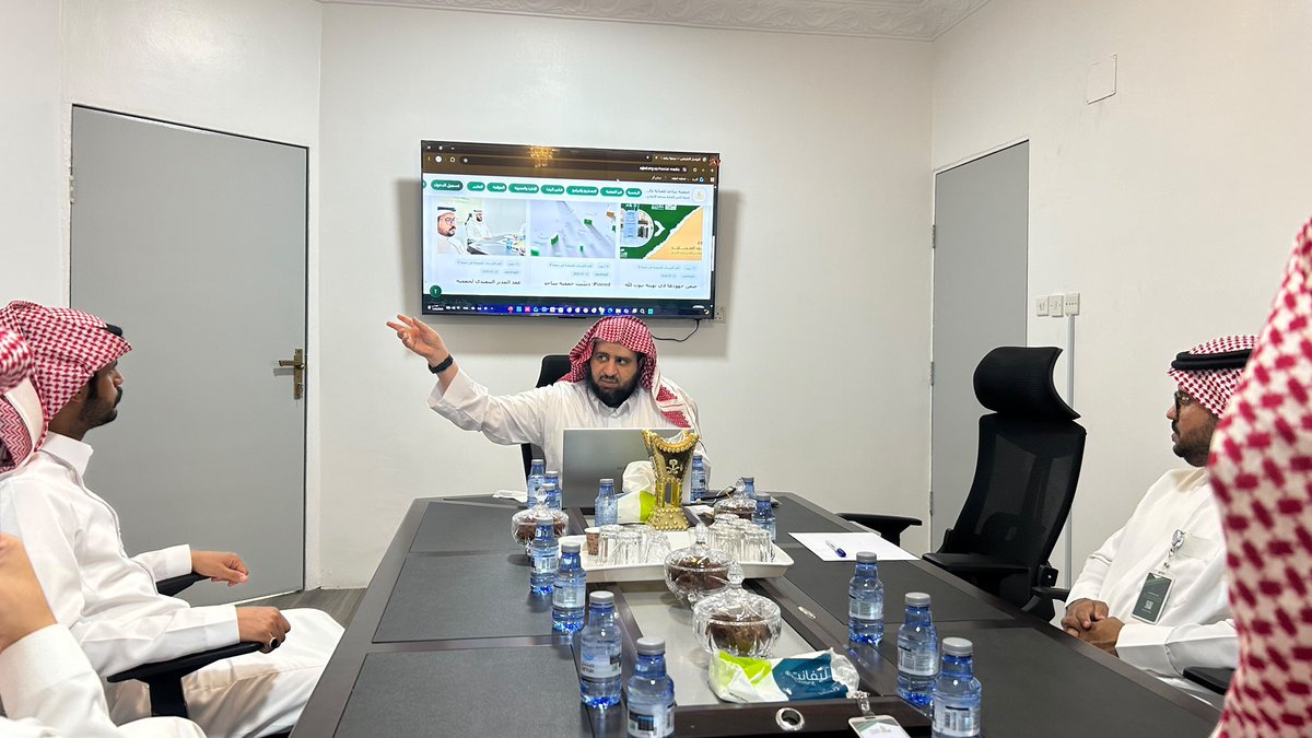 sajednig's tweet photo. ضمن جهودها في تعزيز الأداء المؤسسي وتحقيق مستهدفاتها، عقد المدير التنفيذي لجمعية ساجد للعناية بالمساجد، الأستاذ أحمد آل داشل، اجتماعًا بموظفي الجمعية، جرى خلاله استعراض خطط الأقسام ومناقشة مشاريع الجمعية القادمة، بما يسهم في رفع كفاءة العمل وتطوير الخدمات.

كما شهد الاجتماع استعراض الموقع الإلكتروني والمتجر الإلكتروني للجمعية قبيل تدشينهما، في خطوة تعزز التحول الرقمي وتوسع نطاق الوصول إلى خدمات الجمعية ومبادراتها.
#جمعية_ساجد #العناية_بالمساجد