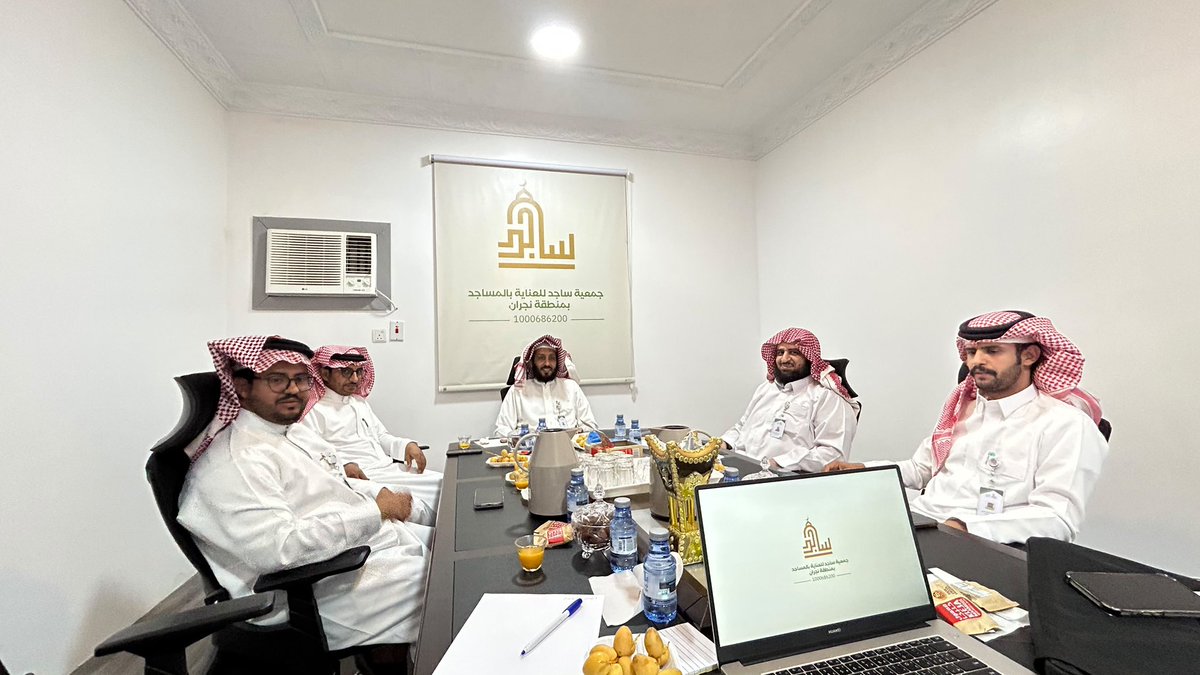 sajednig's tweet photo. ضمن جهودها في تعزيز الأداء المؤسسي وتحقيق مستهدفاتها، عقد المدير التنفيذي لجمعية ساجد للعناية بالمساجد، الأستاذ أحمد آل داشل، اجتماعًا بموظفي الجمعية، جرى خلاله استعراض خطط الأقسام ومناقشة مشاريع الجمعية القادمة، بما يسهم في رفع كفاءة العمل وتطوير الخدمات.

كما شهد الاجتماع استعراض الموقع الإلكتروني والمتجر الإلكتروني للجمعية قبيل تدشينهما، في خطوة تعزز التحول الرقمي وتوسع نطاق الوصول إلى خدمات الجمعية ومبادراتها.
#جمعية_ساجد #العناية_بالمساجد