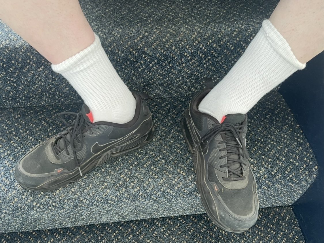 Britsocktrainer's tweet photo. A quick sit down. White socks and black Air Max 90s. Masculine madness. 🎈🎈🎈🫵🏼🫵🏼🫵🏼☘️☘️☘️☘️☘️☘️🫵🏼🫵🏼🫵🏼
#alpha-male🎈🎈🎈
#trainers
#tough
#whitesocks
#masculine https://t.co/EytStpfxpQ