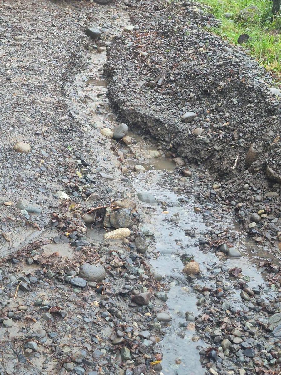 alegriagonzaa's tweet photo. 🔴#SantaBárbara Una compleja situación en los caminos de #Rapa y #Cullinco. El aumento del caudal de las aguas producto de las lluvias está dificultando el tránsito y generando un riesgo para la seguridad de los vecinos
📷Muni Santa Bárbara.
@reddeemergencia https://t.co/owqHyzKOgE