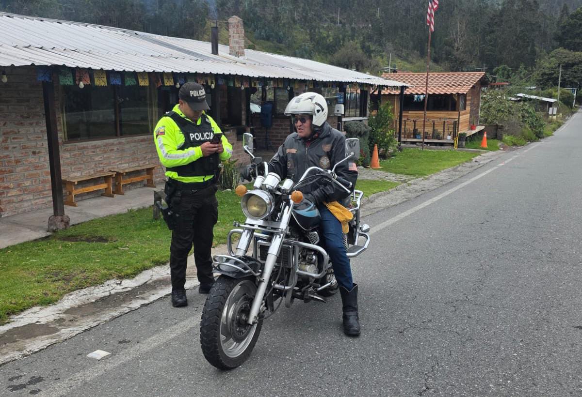PoliciaEcZona3's tweet photo. 📍#CHIMBORAZO | CONTROLES PREVENTIVOS REFUERZAN LA SEGURIDAD 🚔
A través del Distrito #Guano-#Penipe, ejecutamos operativos antidelincuenciales con controles preventivos a personas, vehículos y motocicletas, con el objetivo de prevenir hechos delictivos. https://t.co/CmqYKEpwEr