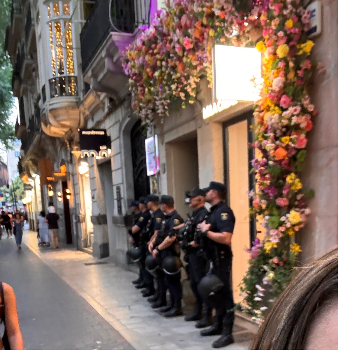 BelLopezr's tweet photo. Furgons i policies contra els manifestants, mentre els guiris sopen protegits a 10 metres: vivim a una distopia https://t.co/wht9rNaIQc