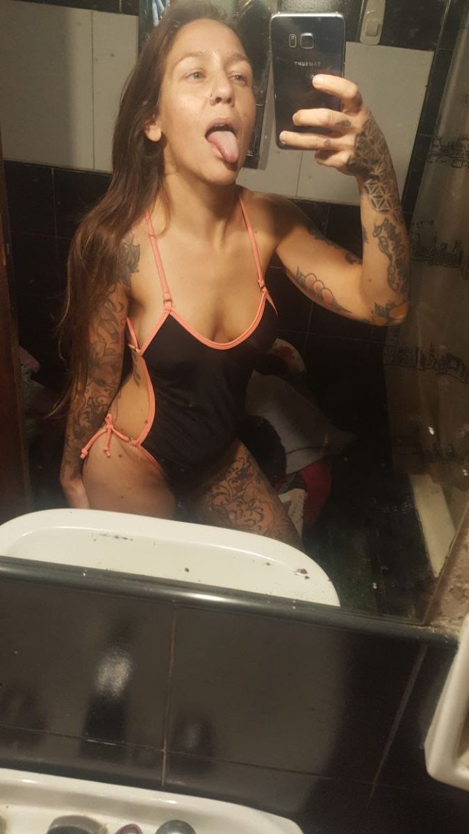 ClaraInkMilf's tweet photo. J’ai juste envie d’entendre quelqu’un me dire que je suis encore délicieuse à 55 ans 💋 https://t.co/GdEgUCvzJs