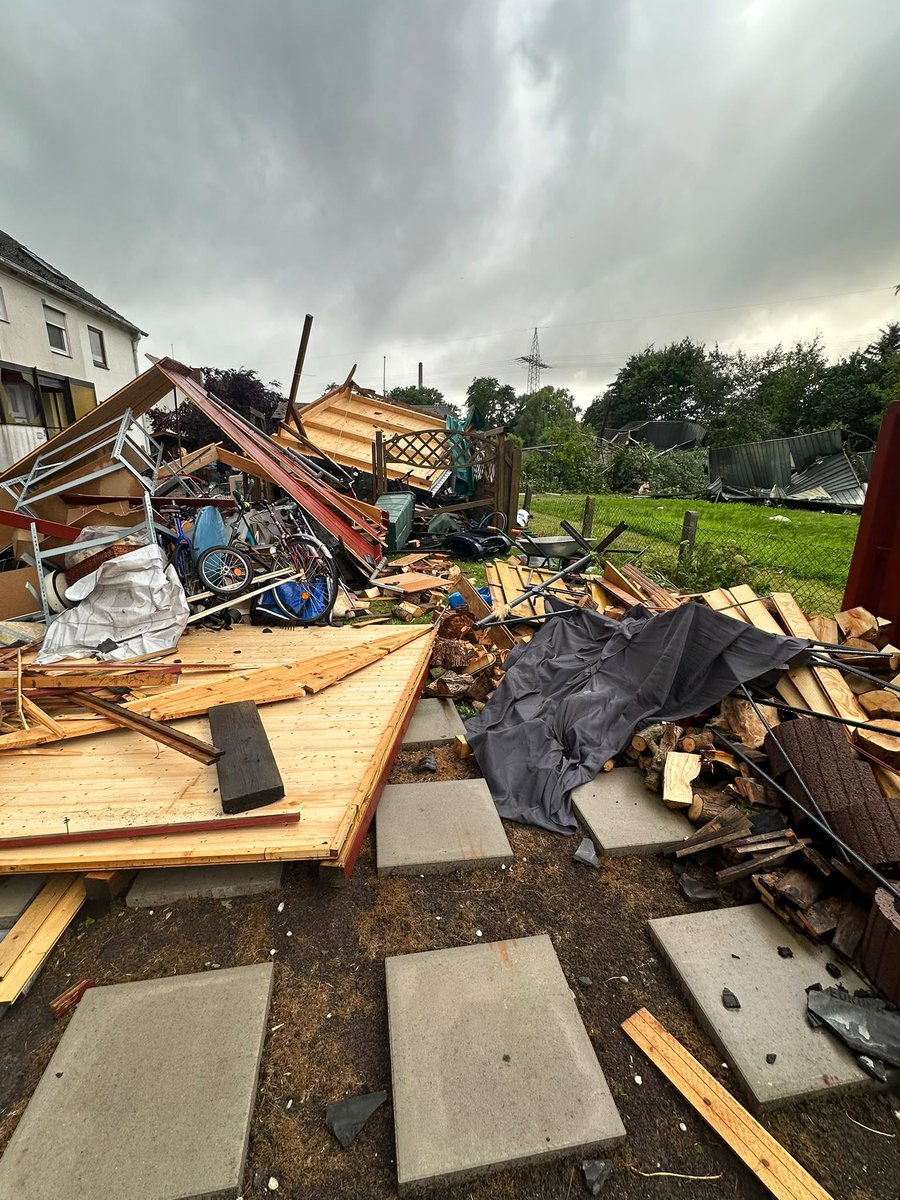 TorKUDde's tweet photo. Erhebliche Schäden nach #Tornado in #Glückstadt:
Heute Abend (26.07.2026) zog gegen 18:50 Uhr ein Tornado durch den Süden von Glückstadt in Schleswig-Holstein. Laut Zeugen sind mehrere Straßenzüge betroffen. Videos zeigen den Tornado. Mehr folgt noch.

📸 Fotos ©Sören Hennicke https://t.co/waMztVmJN4