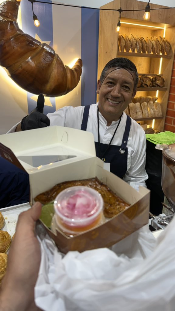 Brescianilucho's tweet photo. Cómo vas a sacar un pastel de encebollado ? https://t.co/hL9AjItnHd