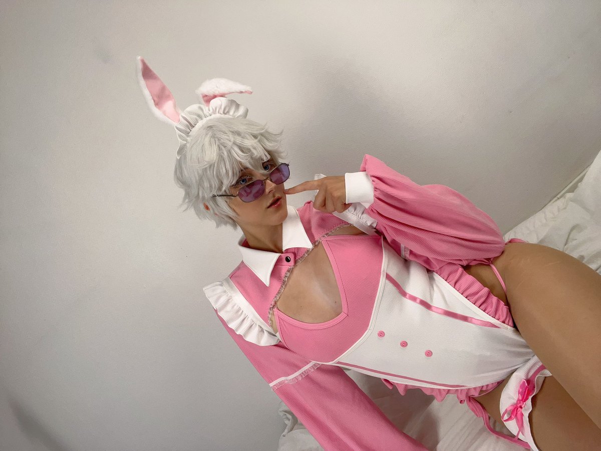 Spacehookr's tweet photo. apparently you are what you read (bottomgojo) #gojocosplay #gego https://t.co/qXzTFyHbh8