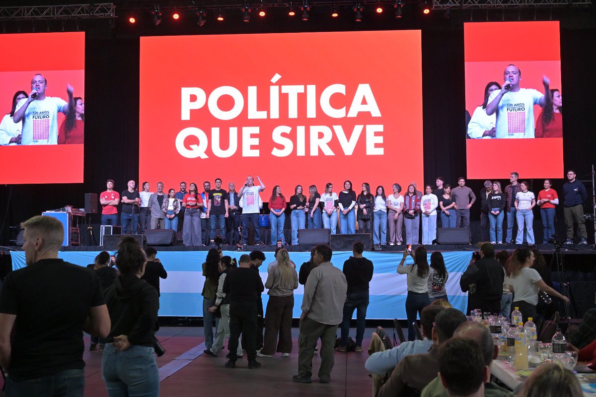 MonicaFein's tweet photo. Más de 5.000 compañeras y compañeros celebramos en Rosario los 130 años del Partido Socialista.

Frente a la intolerancia y a quienes buscan desprestigiar la política, seguimos escuchando, construyendo, transformando y defendiendo la igualdad.
Esa es la #PolíticaQueSirve 🌹 https://t.co/hkrAxUq84V