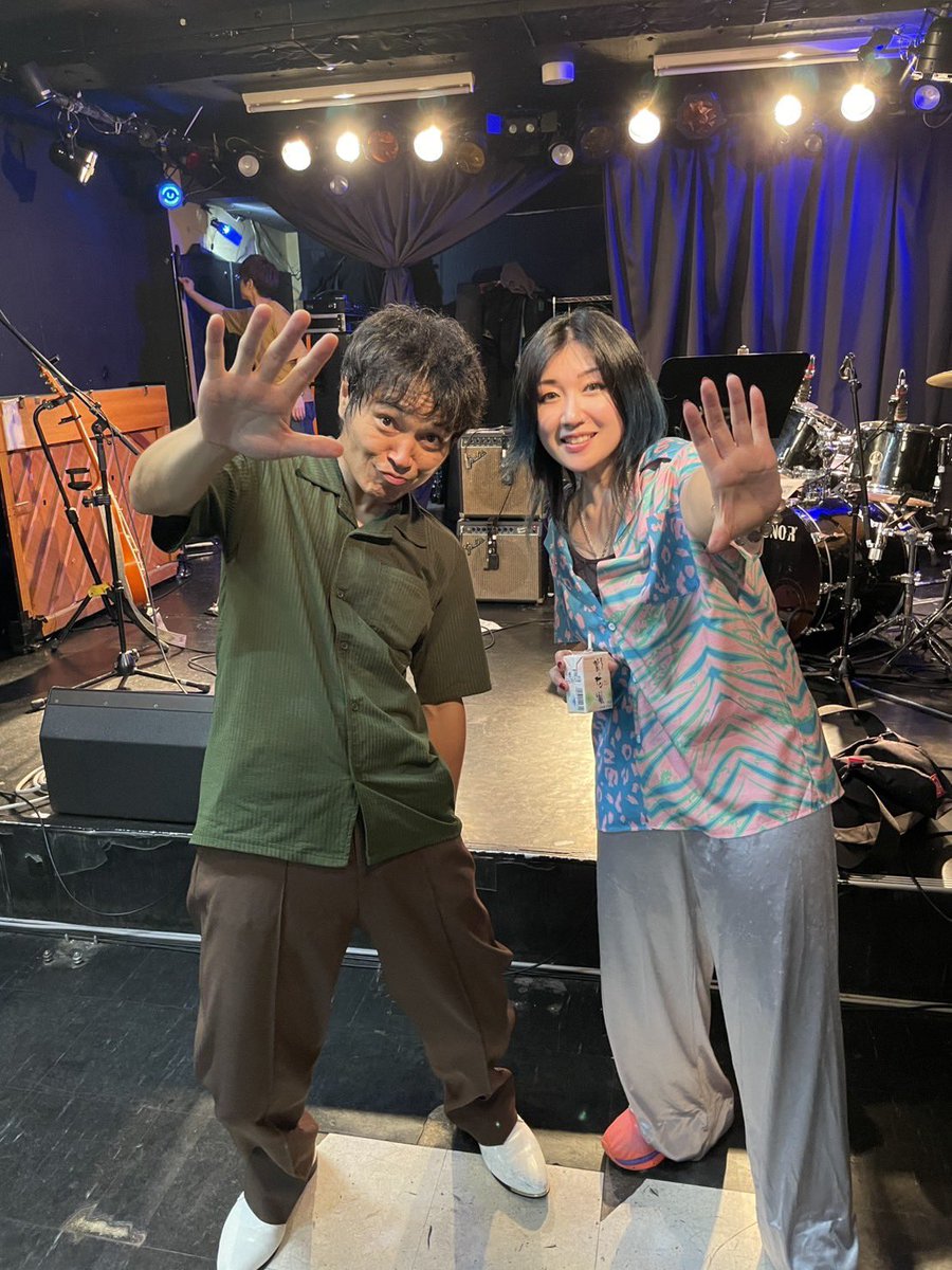 abukumarecords's tweet photo. んでふたりっぷるウェイ！
norchan！ありがとうございました！コラボ曲、バッキバキのスマホは喉持っていかれた。明らかに何を削りながらのロックライブでした。いつも言葉少なでライブに臨みますが、やってる時メチャクチャ伝わってますというか面倒みてもらってます。いつもありがとうございます。 https://t.co/fk7LzJpO26