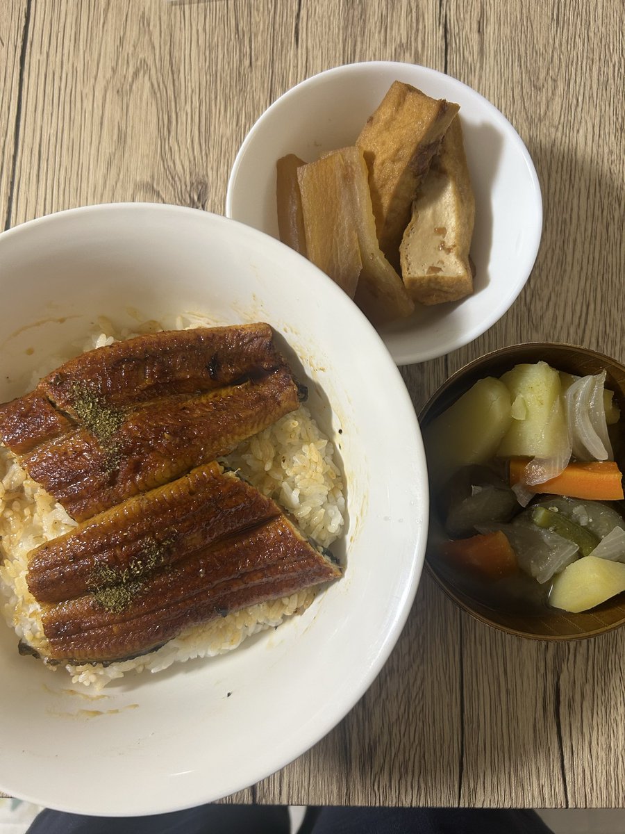 suraimu4250's tweet photo. じゃ〜じゃじゃ〜ん🎺
昨日の土用の丑の日
鰻食べました😋
スーパーのだけど国産のを購入して来ました。
こんな感じです。
ついでに味噌汁と煮物も添えて
ごち😋でした✌️ https://t.co/SdBA9XsHRw