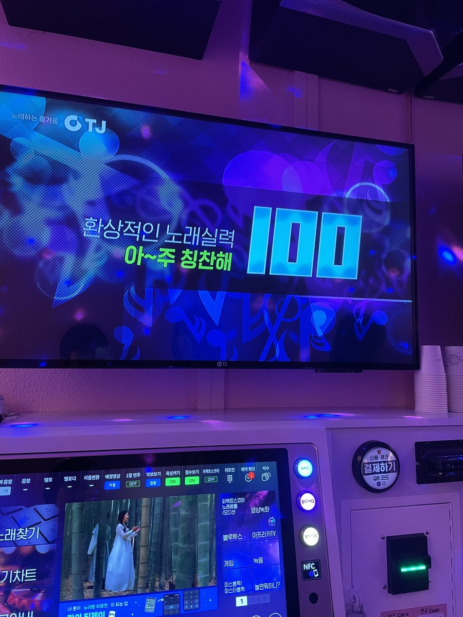 lvnz1r's tweet photo. 여친이 자기 100점 나왔다고 찍으라 해서.. 여기 부산에 있는 완전 예쁘장한 노래방인데 진짜 온 세상이 다 핑크색임!! https://t.co/pVsCxr6iUM