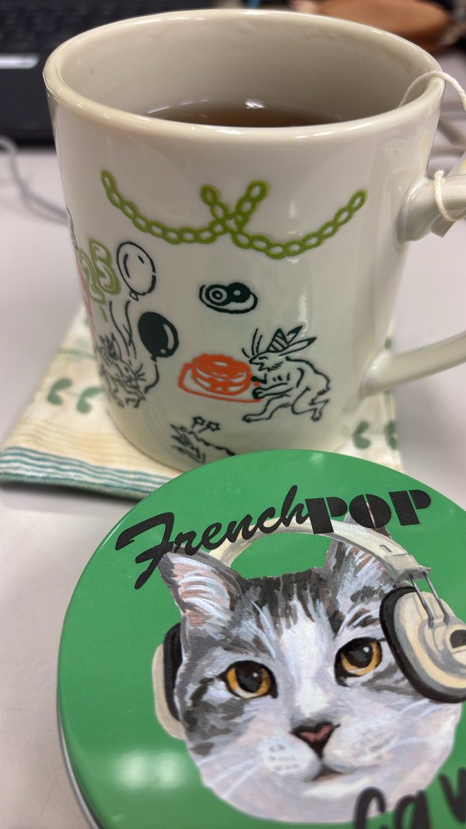 0_dtu0's tweet photo. 以前に素敵な方からいただいた紅茶を飲みながら鬼積みの仕事を片付けてます… https://t.co/bsvJ96aFAm