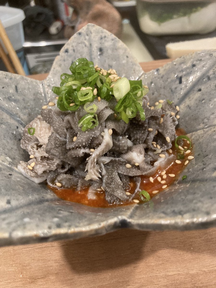 takeiteasy0807's tweet photo. 岩瀬蒸店-池袋-
俺たちの岩瀬。鶏焼売1個100円。オススメ焼売の明太子大葉、パクチー、イタリアン、青唐辛子は1個150円。センマイ刺しは特製の酢味噌ダレが病みつきになるし柑橘の香り漂うスパハラは〆として優秀すぎるし黒板メニューは選ぶの楽しいし本当に良き酒場。 https://t.co/kPxeRahlz1