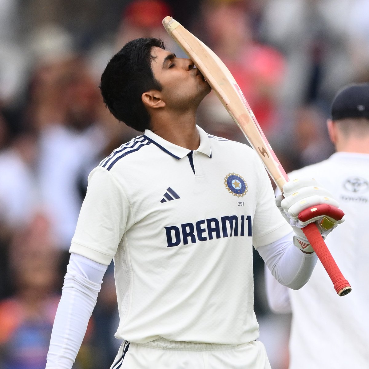 cricbuzz's tweet photo. A defiant stand, an epic fightback and a handshake that wasn't met 😅

It all happened on this day last year, as centuries from Ravindra Jadeja, Washington Sundar and Shubman Gill, and KL Rahul's 90 helped India save the fourth Test against England at Old Trafford 💪

#ENGvIND https://t.co/kb56x7DpeQ