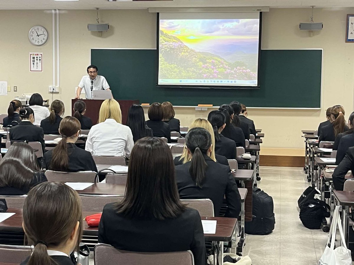 kumaroui's tweet photo. 尚絅大学で「アルバイトと労働法」について、生活科学部栄養科学科１年生を対象に出前講座を開催しました！
会場には、１００人近い学生がスーツ姿で参加し、講師となった３人の労働委員会委員の、公労使それぞれの立場からの講義を熱心に聴講していました^^ https://t.co/cPrYkeShoX