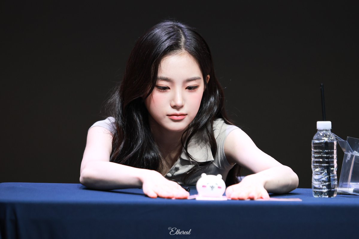 suh_ethereal's tweet photo. 260726 팬사인 HQ

🥰🥰

#트리플에스 #tripleS #지연 #Jiyeon https://t.co/KVVGua3jQB