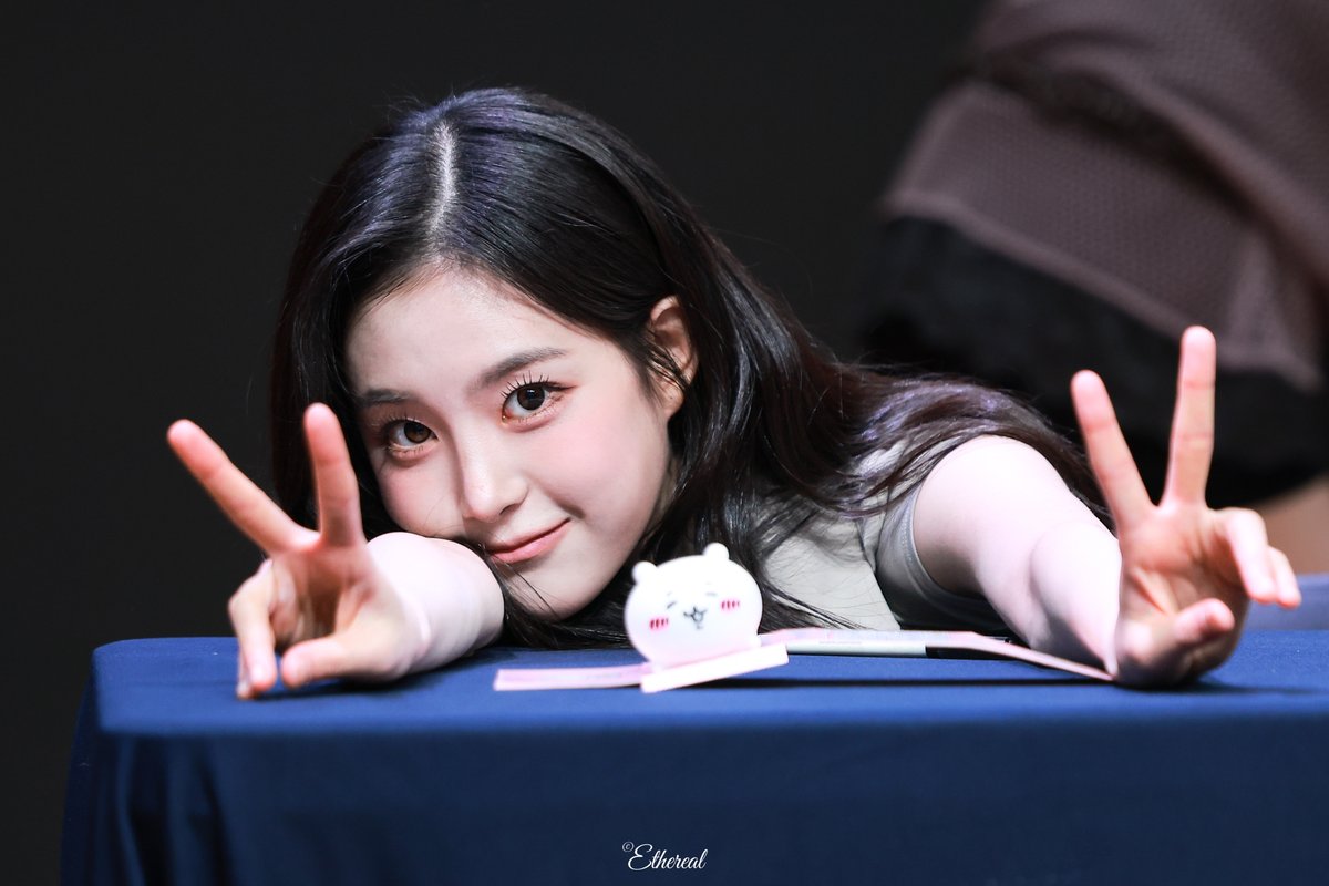 suh_ethereal's tweet photo. 260726 팬사인 HQ

🥰🥰

#트리플에스 #tripleS #지연 #Jiyeon https://t.co/KVVGua3jQB