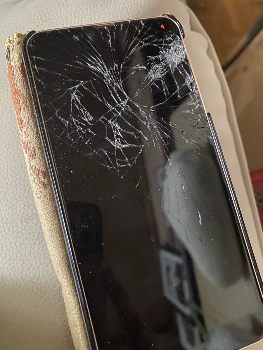 ayurionb's tweet photo. お嬢、スマホを落としてバッキバキ💔
再起動不能の為ご臨終。
しばらく反省のためにも
スマホ無し生活に。 https://t.co/6avYqG0fl3