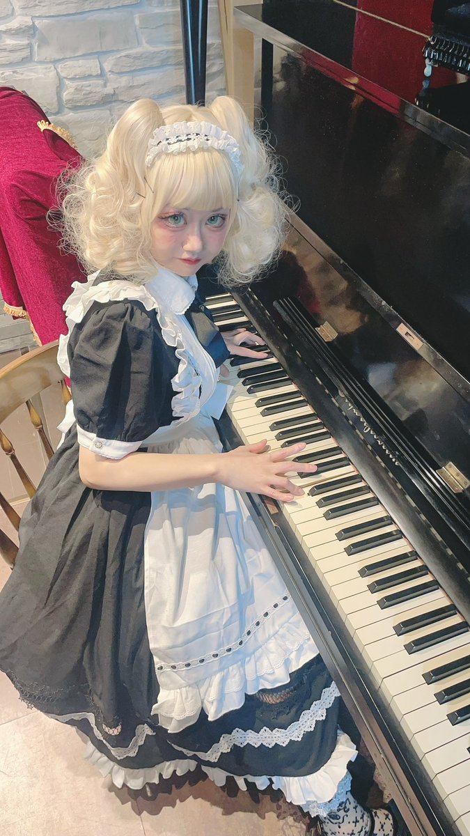 vivifrandle's tweet photo. 📱:@alicedolls0625 
わーいこのスタジオピアノがある(о´∀`о)♪

部屋の隅にあるピアノを掘り返して撮って貰った！！
この角度が精一杯だからもうちょっと撮りやすい位置に連れて行きたいな…🎹

#スタジオシータ
#メイド服
#クラシカルメイド　
#撮影会 https://t.co/8w9gEl8MjK