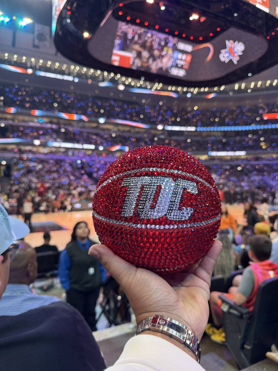 niketoc's tweet photo. TOC x WNBA All Star Game

Thank you Windy City for showing us a great time! 

@wnba 

#niketoc #wnba #chicago https://t.co/jOilB0VYzo