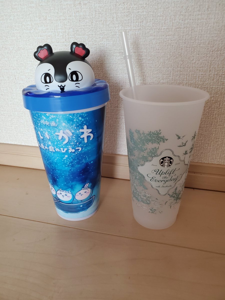 (映画ちいかわのドリンクホルダーの中身とストロー…ありものだとスタバのﾘﾕｰｻﾞﾌﾞﾙｶｯﾌﾟとｽﾄﾛｰがジャストフィットかな(-ω- ?))