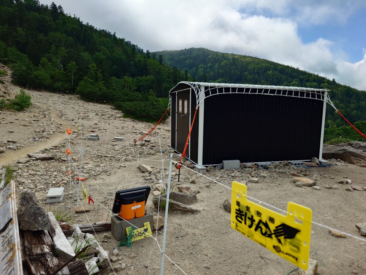 zanzaku105's tweet photo. ここは25日に営業再開した太郎平のテント場です。
熊避け対策として逆転の発想で、人間を檻の中に入れてしまえば良いと、囲ってある電気柵の中でテントを張ります。
触れるとビリビリするので入退室は注意です。特に夜中トイレ行く時。

ちなみに同行者は栄誉ある今年一人目の利用者に選ばれました。 https://t.co/CDCgmh2QUA