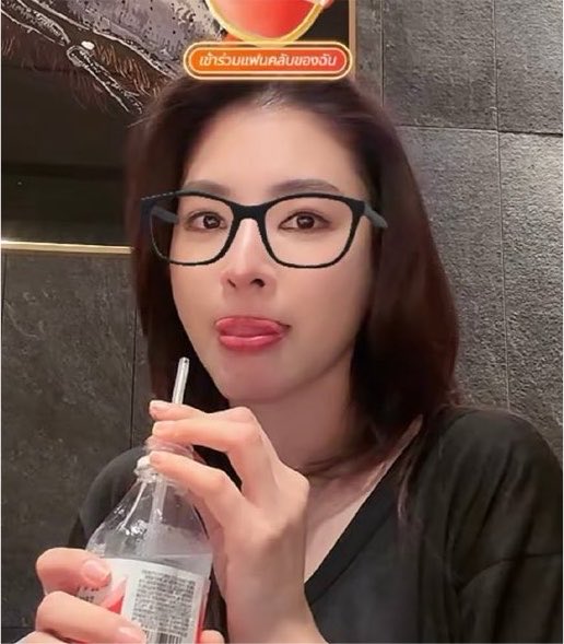 malirrey's tweet photo. 😭😭😭😭!!!
Ehh? the difference 🤏🏻

this faye                        or                      this faye https://t.co/F46V0uD1ID