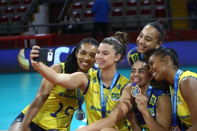 LOVELYHITTER's tweet photo. ⠀⠀
⠀⠀⠀⠀⠀somos campeãs! muito feliz
ㅤㅤㅤㅤcom a oportunidade de representar
ㅤㅤㅤ a seleção neste campeonato, dei 
ㅤㅤㅤtudo de mim para conquistar esse
ㅤㅤㅤtítulo junto com minhas companheiras,
ㅤㅤㅤque são incríveis! mais do que feliz com
ㅤㅤㅤo resultado. 🥇🫶🏻
ㅤ https://t.co/LL5fn2BT8V