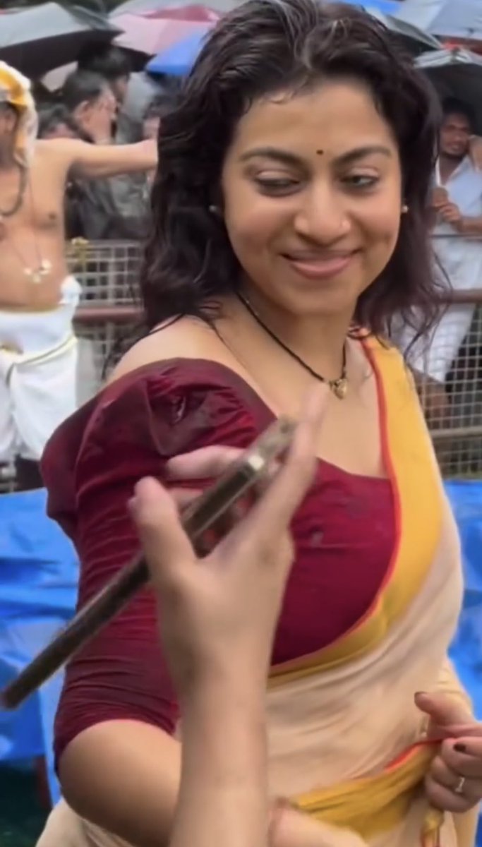 Anamika_Vibes's tweet photo. Shruti Ramachandran looking effortlessly graceful in traditional attire, rain or shine. ✨🌸 https://t.co/TOvZSnItYb