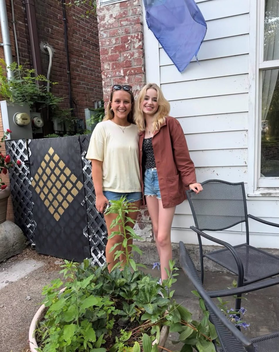 nellfiisher's tweet photo. Nell with a fan in New York 🤎
📸: avesdays_ https://t.co/adqf9BcxHl