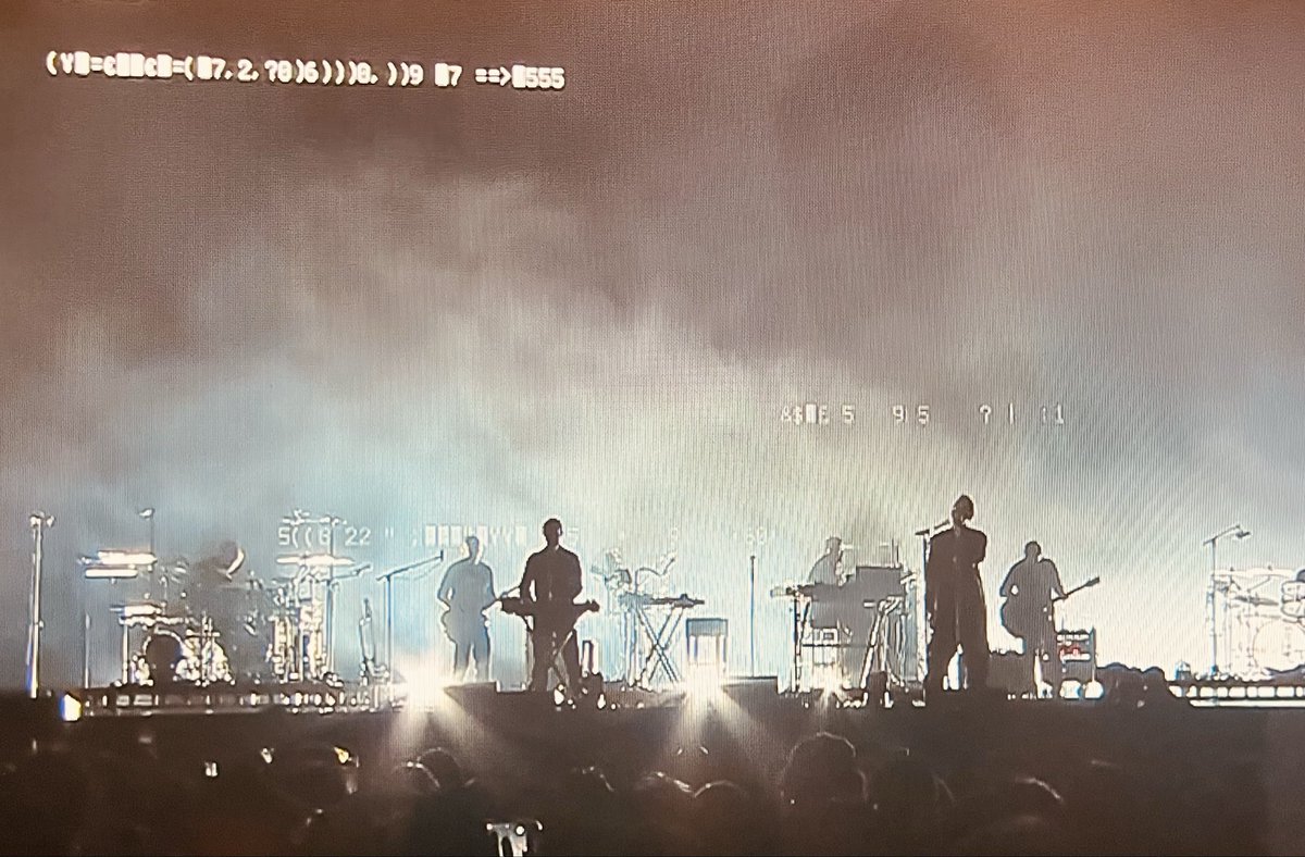 kunizane's tweet photo. Massive Attack、喰らったとか言う方々も多いけれど、それほど聴衆をなめていない気もする。あくまで自ら���識を得て、アルゴリズムに惑わされることなく、飼い慣らされずにいこうぜ！　っていうシンプル��メッセージだと、個人的には感じたかな〜 https://t.co/UKJ0wxLPMC