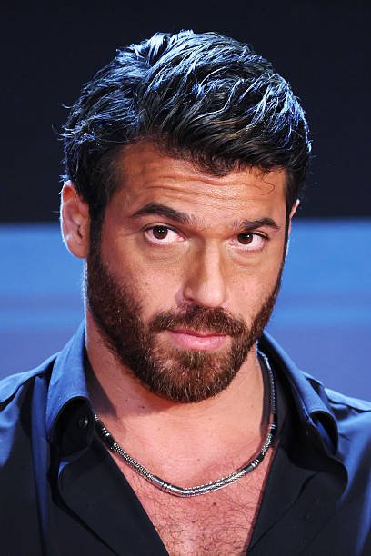 CanYaman8901's tweet photo. Nella serata del 25 luglio, #CanYaman ha ricevuto la Colonna d'Oro, prestigioso riconoscimento conferito dal Magna Graecia Film Festival nell'ambito della 23ª edizione della manifestazione, svoltasi a Soverato (Calabria). https://t.co/Fjsqih0zzA