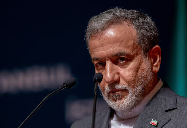 StocksCryptoAR's tweet photo. ⚠️ توتر جديد بين إيران وأوكرانيا بعد هجوم استهدف سفينة تجارية إيرانية في بحر قزوين، وأسفر عن مقتل بحار وإصابة آخرين.

وزير الخارجية الإيراني عباس عراقجي قال إن الهجوم “لن يمر من دون رد”، واعتبره انتهاكاً واضحاً للقانون الدولي، بينما استدعت طهران الدبلوماسي الأوكراني للاحتجاج على الحادث.

كييف من جهتها تحدثت عن ضربات بعيدة المدى في بحر قزوين استهدفت سفناً تُستخدم لنقل شحنات عسكرية مرتبطة بإيران وروسيا، ما يفتح الباب أمام تشابك أخطر بين حرب أوكرانيا والتوتر الإقليمي مع إيران.

المشهد هنا حساس جداً: بحر قزوين قد يتحول من ممر لوجستي خلفي إلى ساحة مواجهة جديدة، وأي رد إيراني مباشر على أوكرانيا سيزيد تعقيد العلاقة بين طهران وموسكو وكييف والغرب.

#إيران #أوكرانيا #روسيا #بحر_قزوين #عراقجي #زيلينسكي #التصعيد #الأمن_البحري #الحرب_الأوكرانية #الشرق_الأوسط