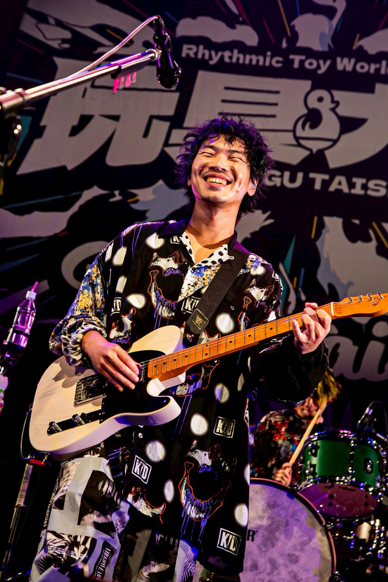 R_Toy_World's tweet photo. 【🎂Happy Birthday🎂】

／

本日7月27日は、
Vo. 内田 直孝の誕生日🎂💐
@morokoshi_rtw 

何度でも最高を更新していくボーカリスト
誰よりも本気で歌い、誰よりも本気で楽しむ1年に！

おめでとう🎉

＼

photo by @sykdisco https://t.co/BGKHEdKP9u