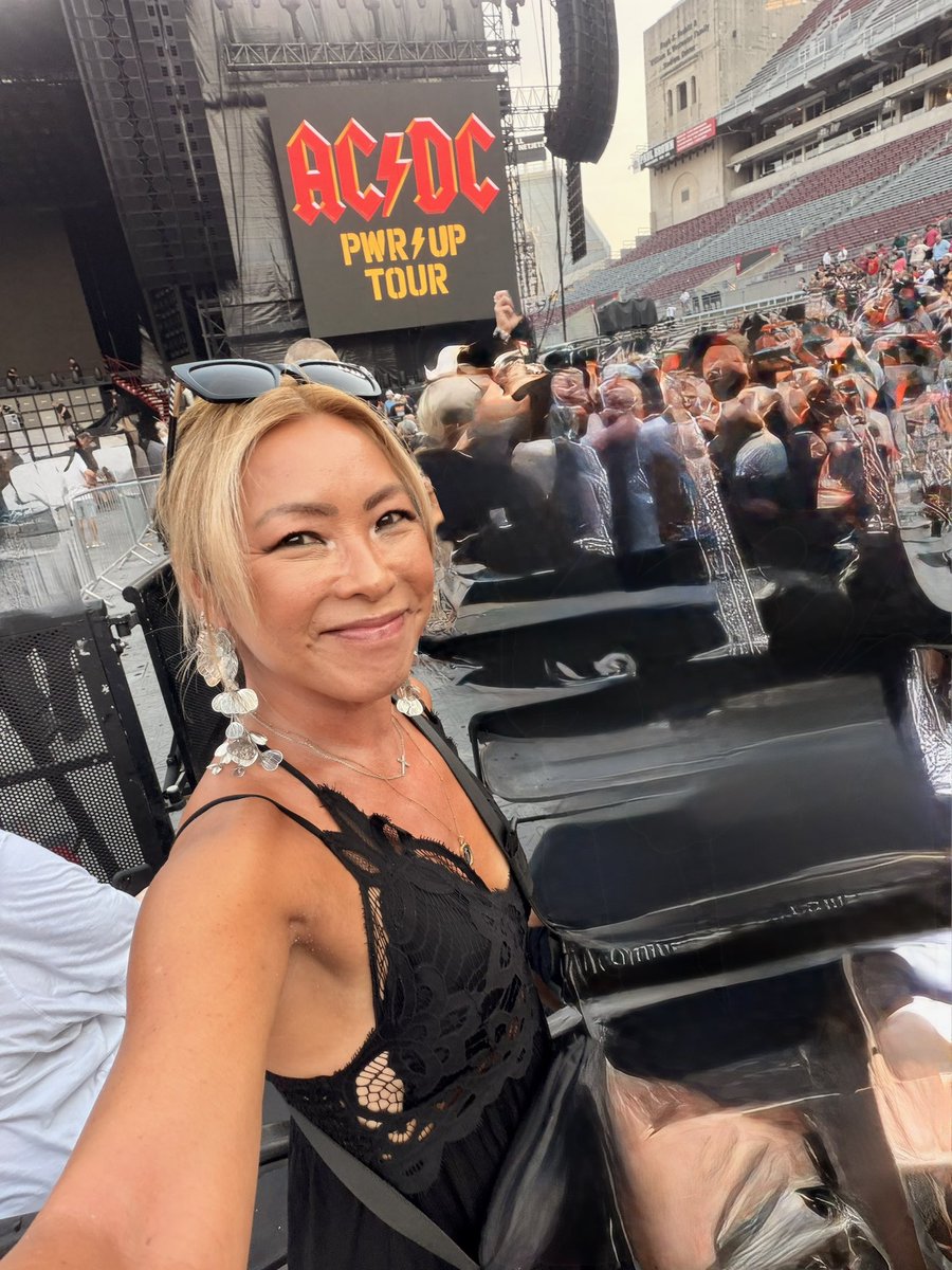 asianposh2022's tweet photo. Just reliving .@acdc in Columbus Ohio 🅾️🌰 #acdcpwrup2026 #backinblack #80sKID https://t.co/8Z4BtmU6v6