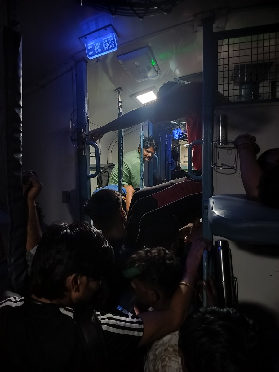 RMukhraiya's tweet photo. @srdcmjhs @DrmJhansi @Central_Railway @Jhansi_DM @AshwiniVaishnaw @RailMinIndia @rpfncrjhs ये है रेलवे के स्लीपर बोगी की तस्वीर। रेलवे सो रहा है स्टैग मौज कार रहा है। बस सूचित सूचित का खेल खेला जा रहा है। सरकार के खरबो रुपया बर्बाद हो रहे है।और जनता त्रस्त है 
इन अधिकारियों को तत्काल प्रभाव से टर्मिनेट करना चाहिए https://t.co/sBjrvGyj4S