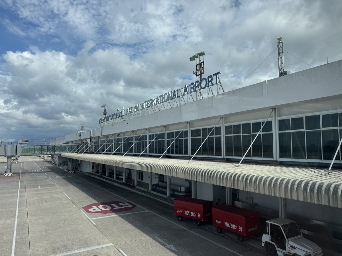 comloy_jp's tweet photo. 1時間半爆睡してあっという間にハートヤイ空港に到着！
さてここから更にバスを乗り継いで、、更に奥地へ！（笑）
ハートヤイバスステーションまで乗り合いバンで100バーツ。
結構離れてる。 https://t.co/HN3Lul7Luc