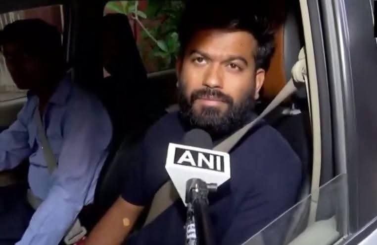 ArunKosli's tweet photo. कल तक ये कॉकरोचों का नेता अभिजीत दीपके अपने आप को टाइफाइड बीमारी से ग्रसित बता रहा था लेकिन जिसे यह तकलीफ होती है वो बिस्तर से भी ठीक से उठ नहीं पाता अब इसे जुनेद ने कौनसा च्यवनप्राश खिलाया वो सोचने वाली बात है,

लेकिन कल लगभग 6 से 7 बजे के बाद ये अपने घर महाराष्ट्र भी हो आया उसके बाद वापस दिल्ली आके देश द्रोही, भ्रष्टाचारी, घोटाले बाजों की माननीय सुप्रीम कोर्ट में पैरवी करने वाले पूर्व कांग्रेसी और अब समाजवादी पार्टी के सांसद कपिल सिब्बल के घर पहुंचा है,

2 दिन से लोग पूछ रहे है कि पंजाब ओर कर्नाटक मैं एग्जाम लीक पर क्या कहेंगे उस विषय पर एक शब्द नहीं कहा लेकिन मोदी विरोधी नेताओं के घर आना जाना लगातार जारी है,

मुल्ला मुलायम के साहेबजादे ओर बहुरानी इन कॉकरोचों के साथ लगे थे उससे यह साबित हो ही गया हैं कि अब 2027 विधानसभा चुनाव मैं इस अभिजीत दीपके का साथ योगी आदित्यनाथ जी को चुनौती देने ले लिए साथ लिया जाएगा,

आज यह कपिल सिब्बल से मिला है बहुत जल्द कुछ ओर करने की कोशिश ये कॉकरोच करेंगे,

अब हो सकता है कि एथेनॉल के नाम पर नितिन गडकरी या फिर हरदीप सिंह पुरी के खिलाफ साज़िश की जा रही हो,

देश की सरकार को अब हर समय सतर्क रहने की जरूरत है के अगली बार इन कॉकरोचों के लिए पहले से लाल हीट ओर काला हीट तैयार रखना जरूरी है,

क्योंकि इनके जो मंसूबे थे इस प्रोटेस्ट के सहारे वो पूरे नहीं हुए है नरेंद्र मोदी ने धर्मेन्द्र प्रधान का इस्तीफा लेके इनके सारी साजिशों पर पानी फेर दिया है,

इसलिए सतर्क रहे ओर एक्शन मोड मैं रहे......!