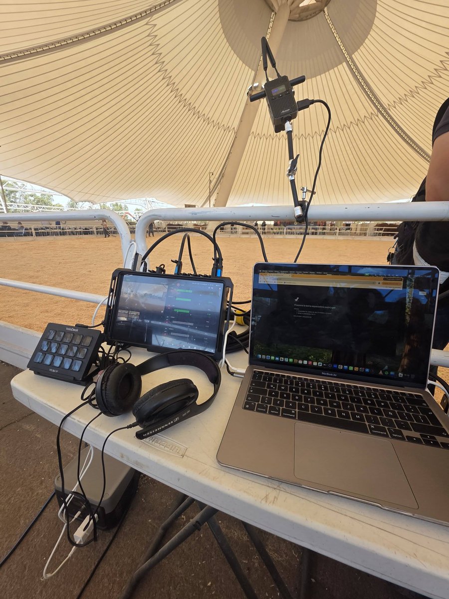 YoloLivTech's tweet photo. 𝐋𝐢𝐯𝐞 𝐞𝐪𝐮𝐞𝐬𝐭𝐫𝐢𝐚𝐧 𝐬𝐩𝐨𝐫𝐭 𝐟𝐫𝐨𝐦 𝐃𝐮𝐫𝐚𝐧𝐠𝐨 𝐰𝐢𝐭𝐡 𝐘𝐨𝐥𝐨𝐁𝐨𝐱.

Galloping horses. Spinning lassos. High-speed charrería action.

YoloBox Extreme keeps up with every move.

Cr: Daniel Rios

#YoloLiv #YoloBox #FENADU2026 #Mexicanrodeo #equestrian https://t.co/PfGnTeOb1S