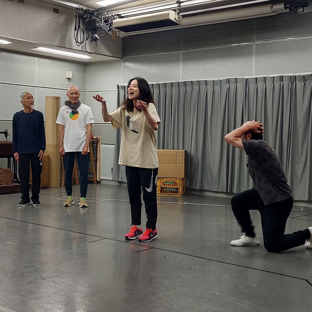 g_karazemi's tweet photo. 《🌿毎日更新ブログ（椎野）》
行李探しを再開します！あとプラス10個を目標に進めてまいりたいと思います。よろしくお願いします！

そして『ベンガルの虎』の稽古は立ち稽古へ。公演を終えたばかりのメンバーも集まり、全力トップギアでシーンが作られていきました。
https://t.co/gTYbYzAh1s https://t.co/W7VcrTYbR8