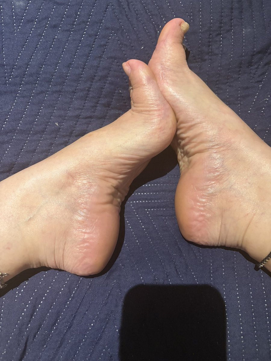 colochosclaudia's tweet photo. Nochecitas! 💫 #pies #feetfetısh #magicfeet https://t.co/8EgylUdkN8